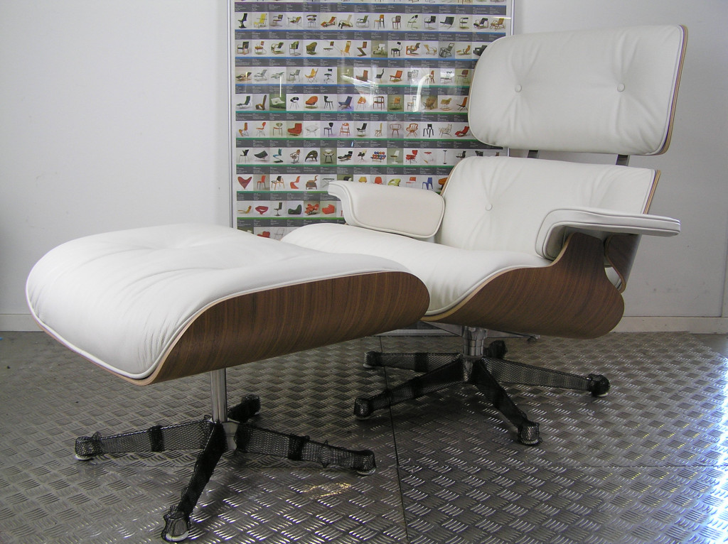 2 Vitra Eames Lounge Chairs Noten, wit leder, ongebruikt | DoDesign