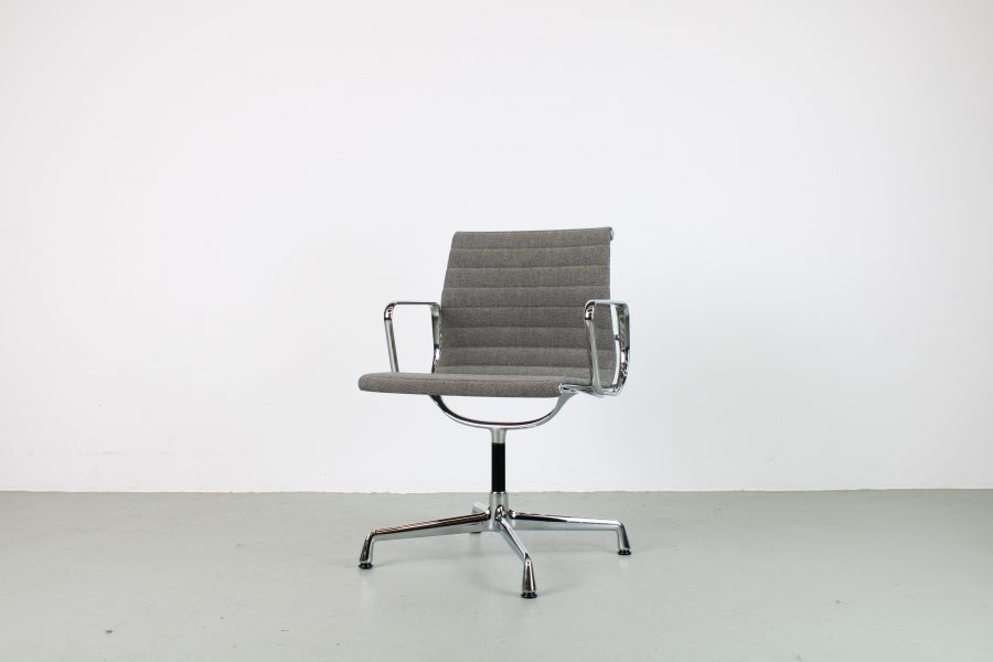 Vitra Eames EA 108 stoel, chroom, bruin-wit hopsak