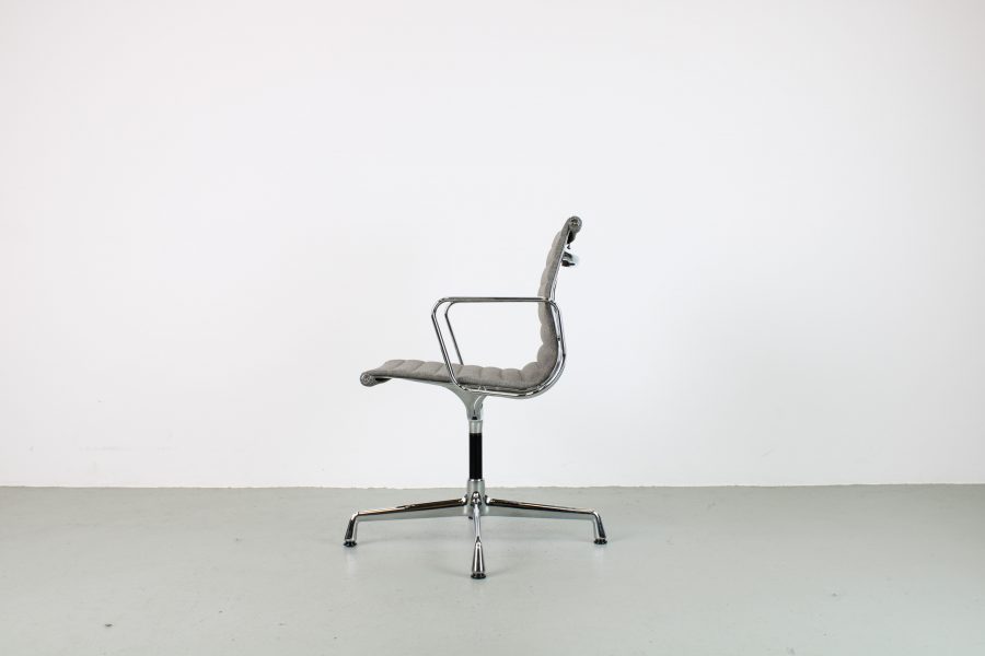 Vitra Eames EA 108 stoel, chroom, bruin-wit hopsak - Afbeelding 2