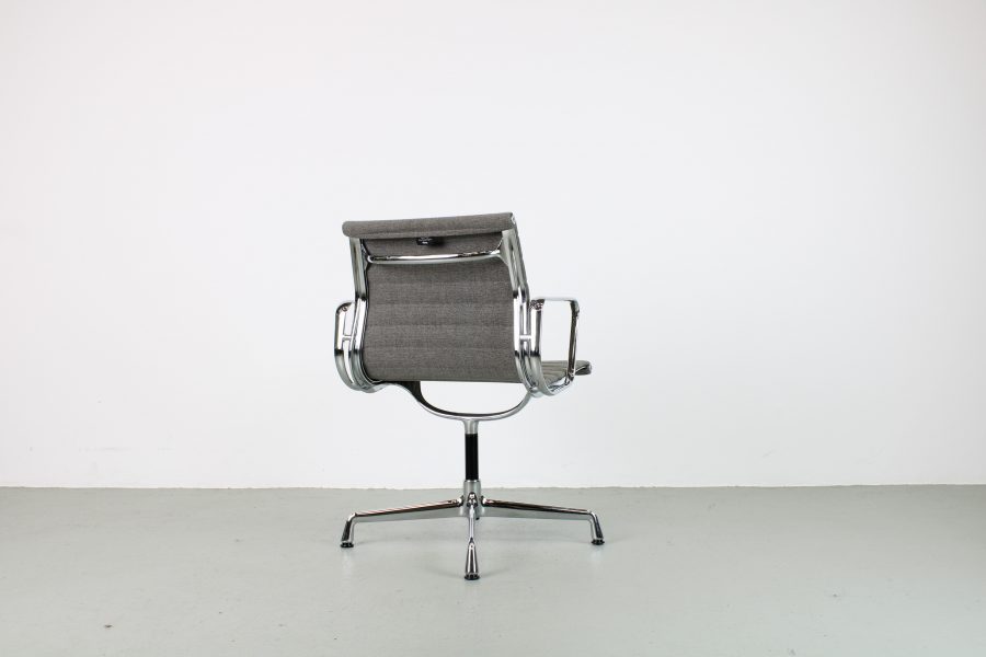 Vitra Eames EA 108 stoel, chroom, bruin-wit hopsak - Afbeelding 3