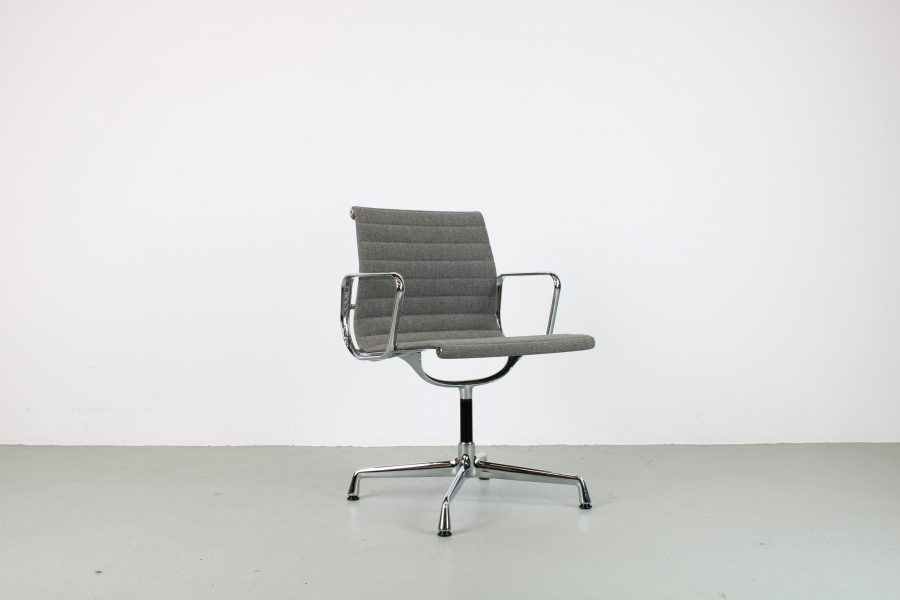 Vitra Eames EA 108 stoel, chroom, bruin-wit hopsak - Afbeelding 4