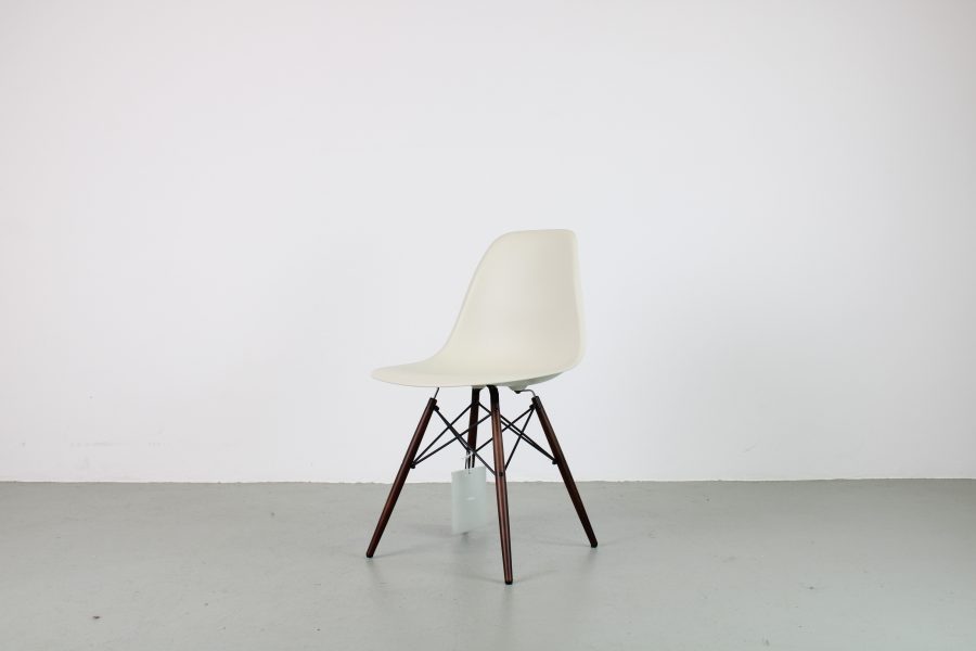 Vitra Eames DSW dinning chair, Pebble