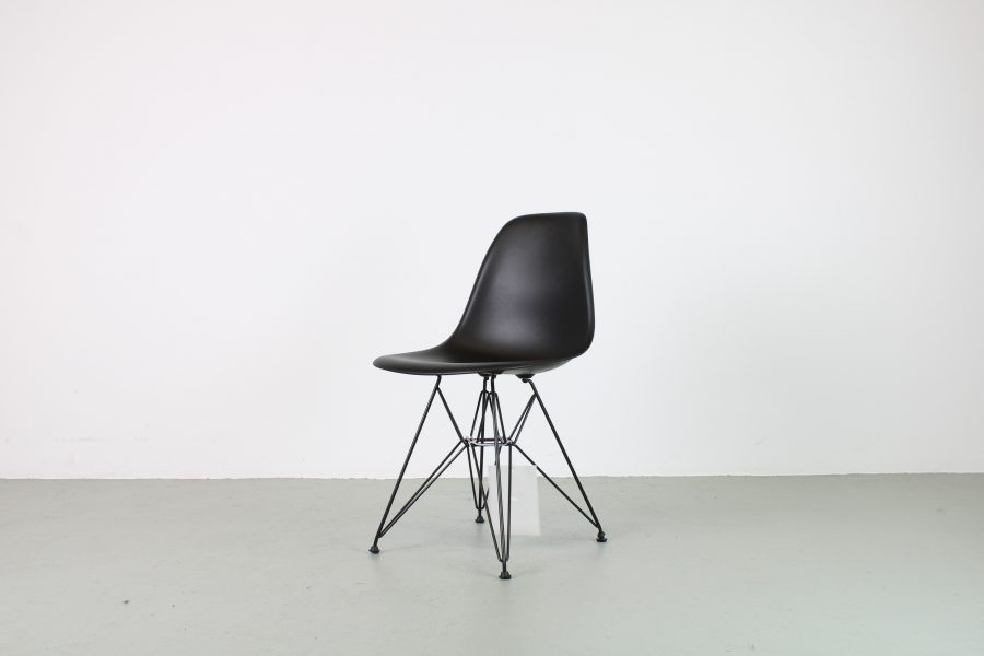 Vitra Eames DSR dining chair, zwart