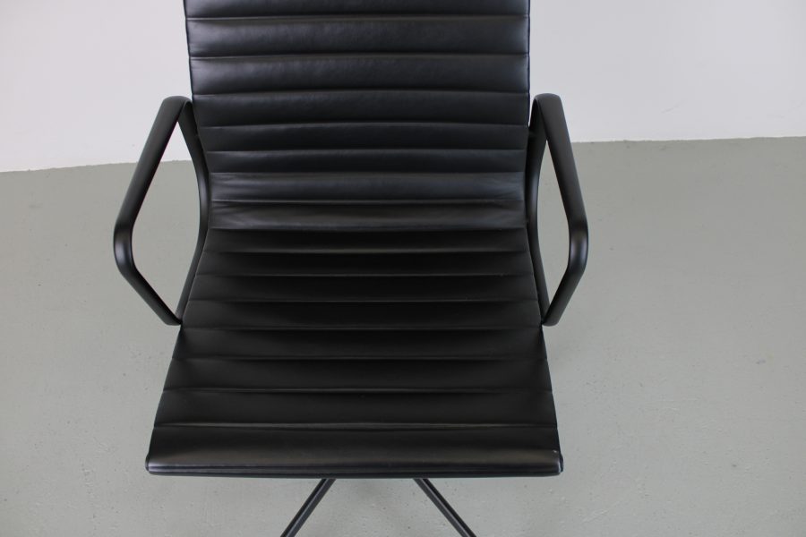 Vitra Eames EA 119 bureaustoel, All Black - Afbeelding 7