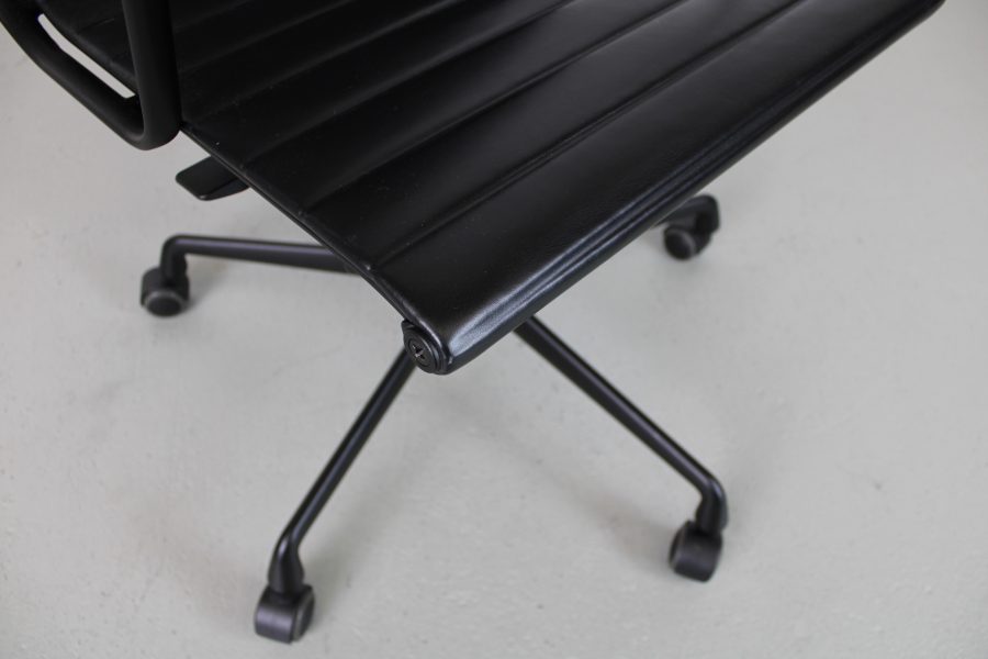 Vitra Eames EA 119 bureaustoel, All Black - Afbeelding 6