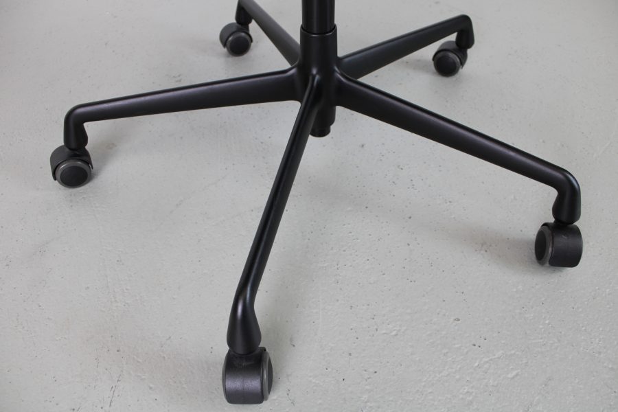 Vitra Eames EA 119 bureaustoel, All Black - Afbeelding 5