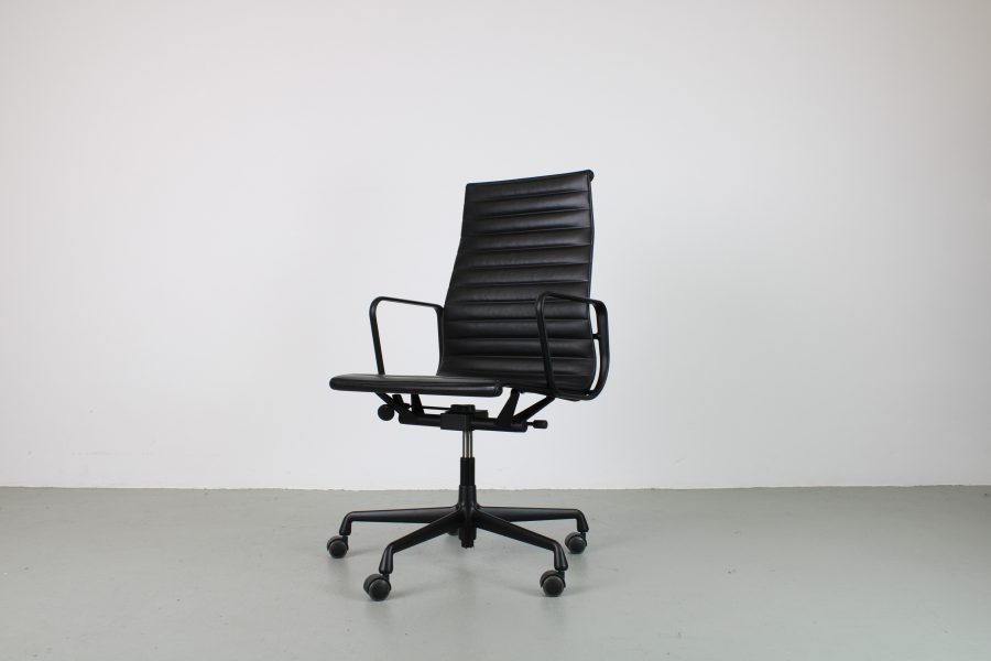 Vitra Eames EA 119 bureaustoel, All Black