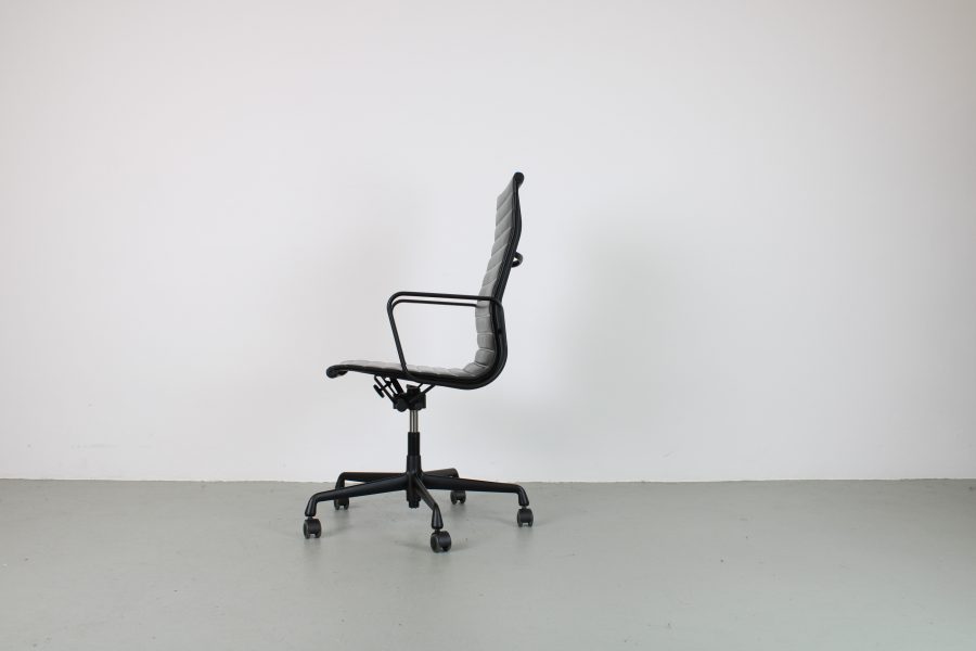 Vitra Eames EA 119 bureaustoel, All Black - Afbeelding 2