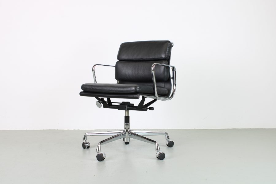 Vitra EA 217 Softpad bureaustoel, zwart leer, Chroom