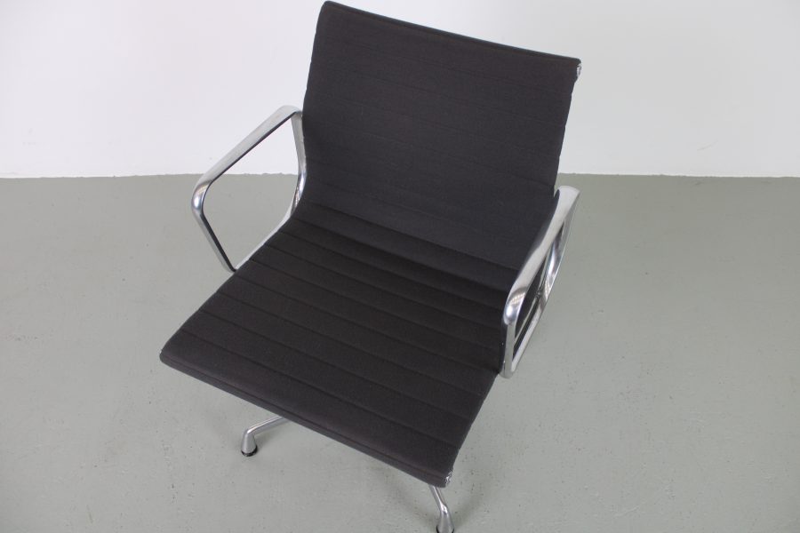 5 Vitra Eames EA 107, Grijs Hopsak, Aluminium - Afbeelding 8