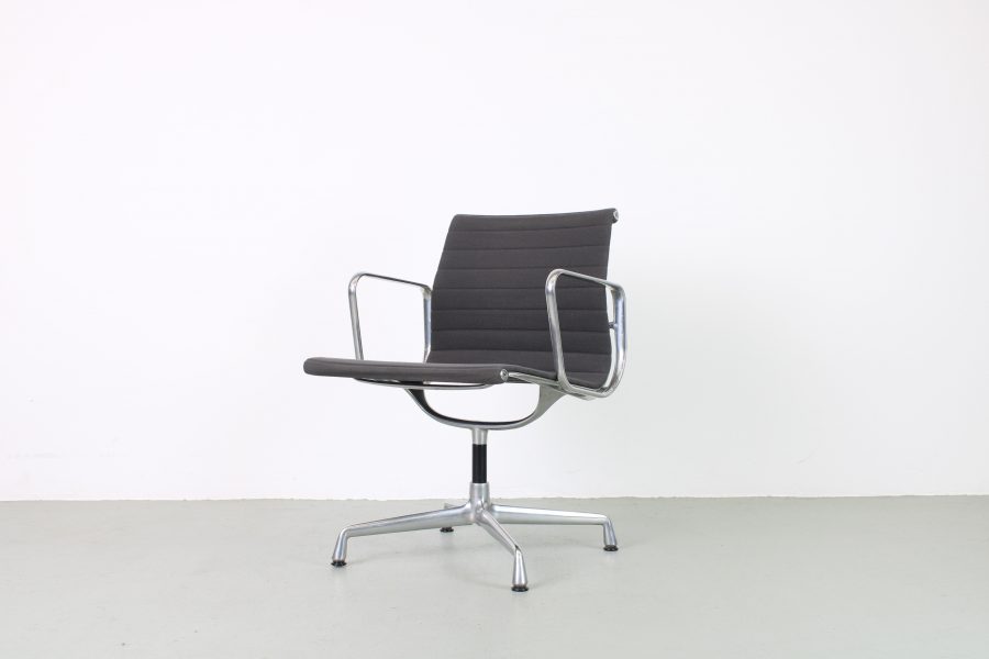 5 Vitra Eames EA 107, Grijs Hopsak, Aluminium