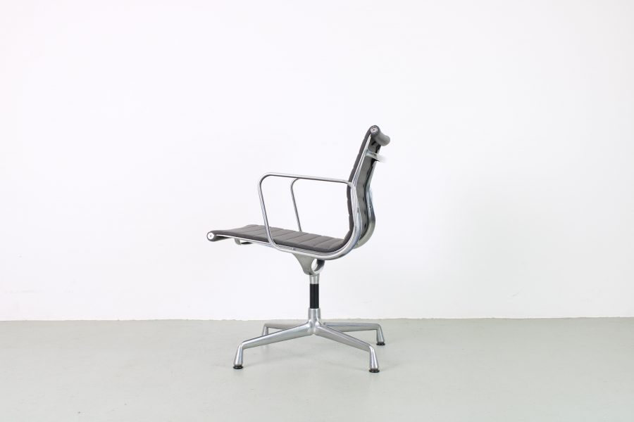 5 Vitra Eames EA 107, Grijs Hopsak, Aluminium - Afbeelding 2