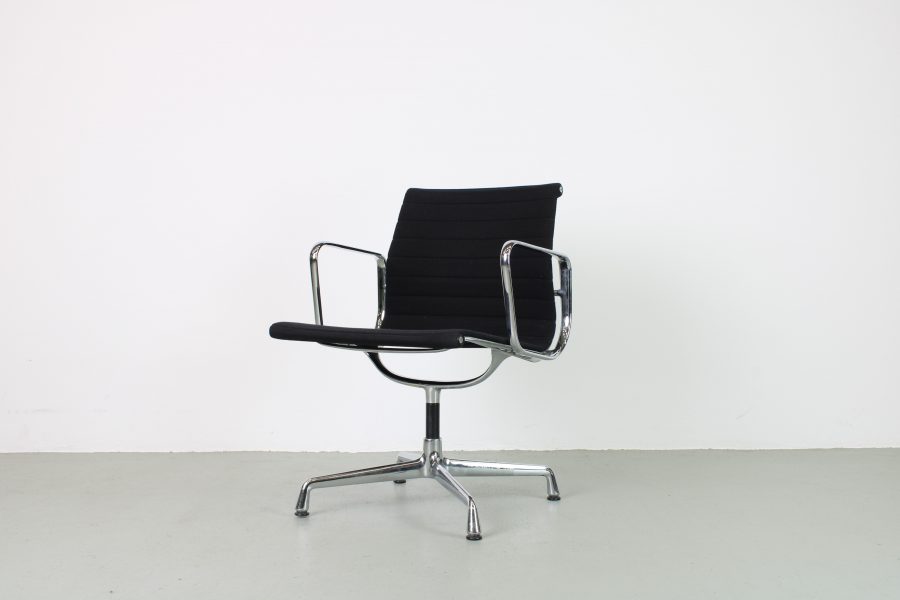 3 Vitra Eames EA 107, zwart hopsak, Chroom