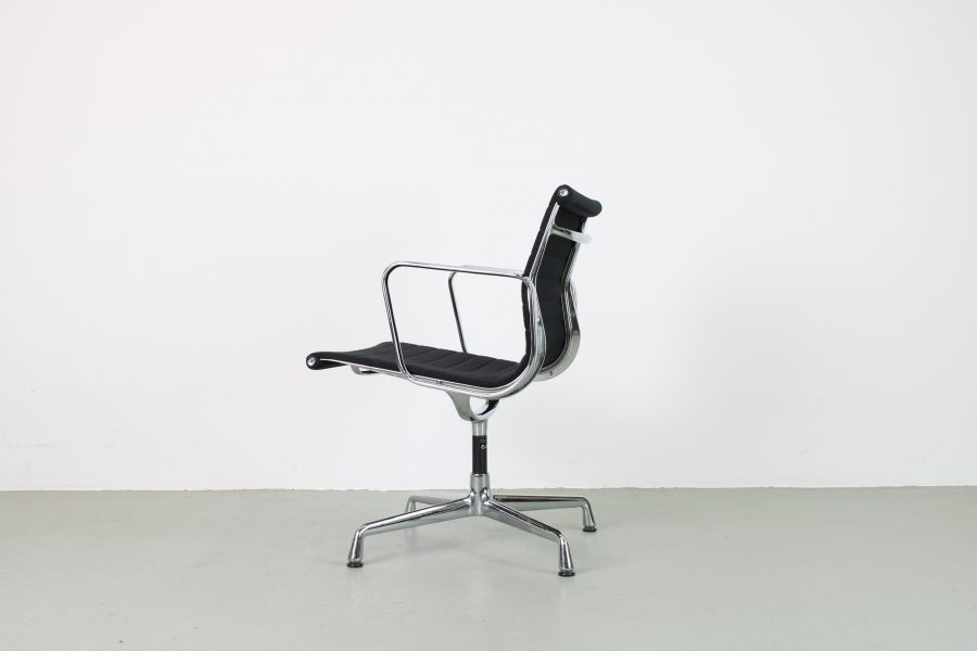 3 Vitra Eames EA 107, zwart hopsak, Chroom - Afbeelding 2