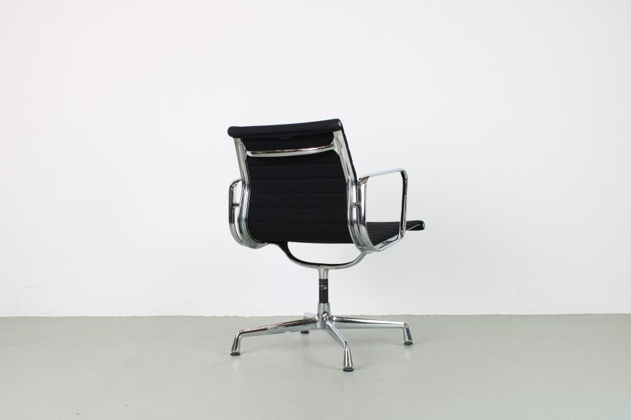 3 Vitra Eames EA 107, zwart hopsak, Chroom - Afbeelding 3